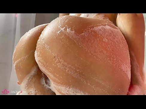 ❤️ Brunette په شاور کې د شدید orgasm لپاره د وایبرټر سره بلی مشت زنی کوي ❌ ❌️❤